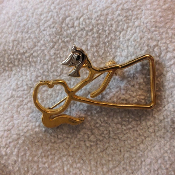 3/15$ Angel Pin / Brooch Praying Hands Holding a Dove - Picture 2 of 6